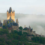 Burg Cochem im Frühnebel