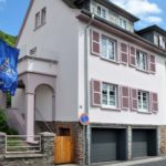 Blick von der Straße auf Mosel Ferienhaus Rosa