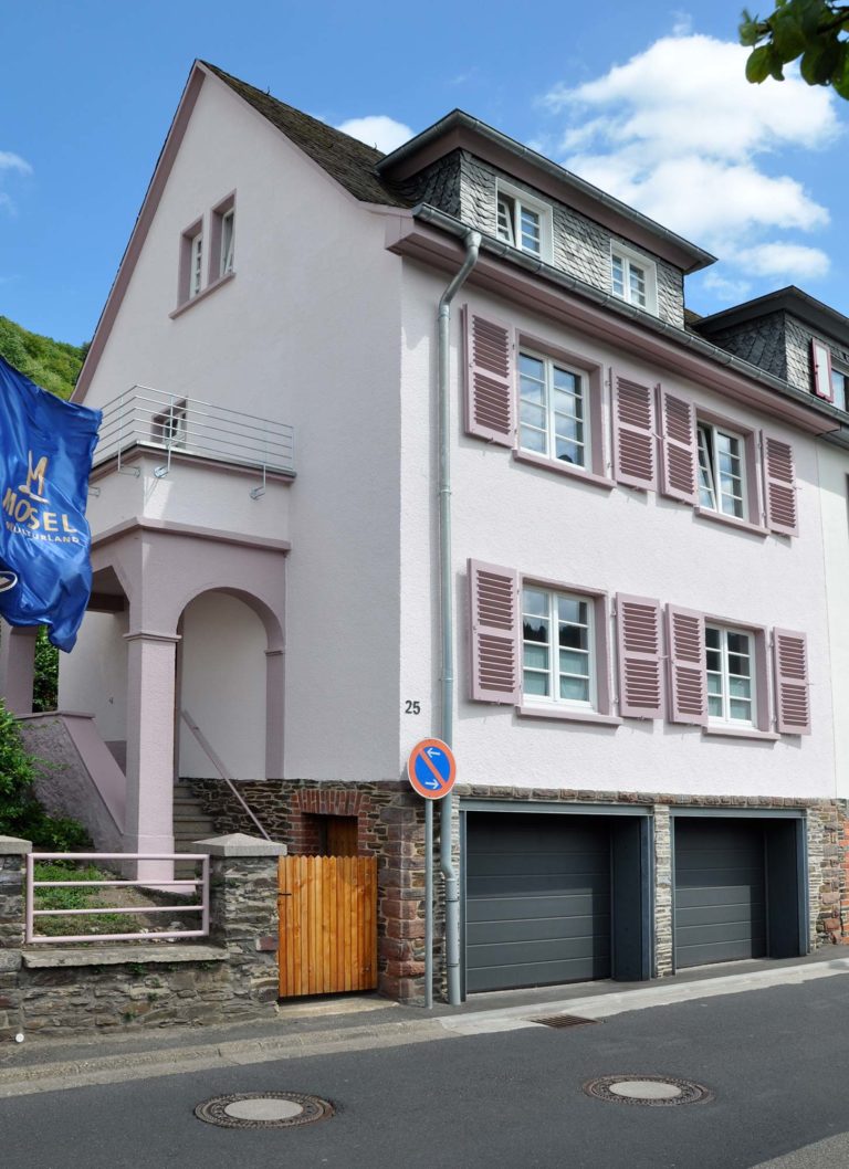 Blick von der Straße auf Mosel Ferienhaus Rosa