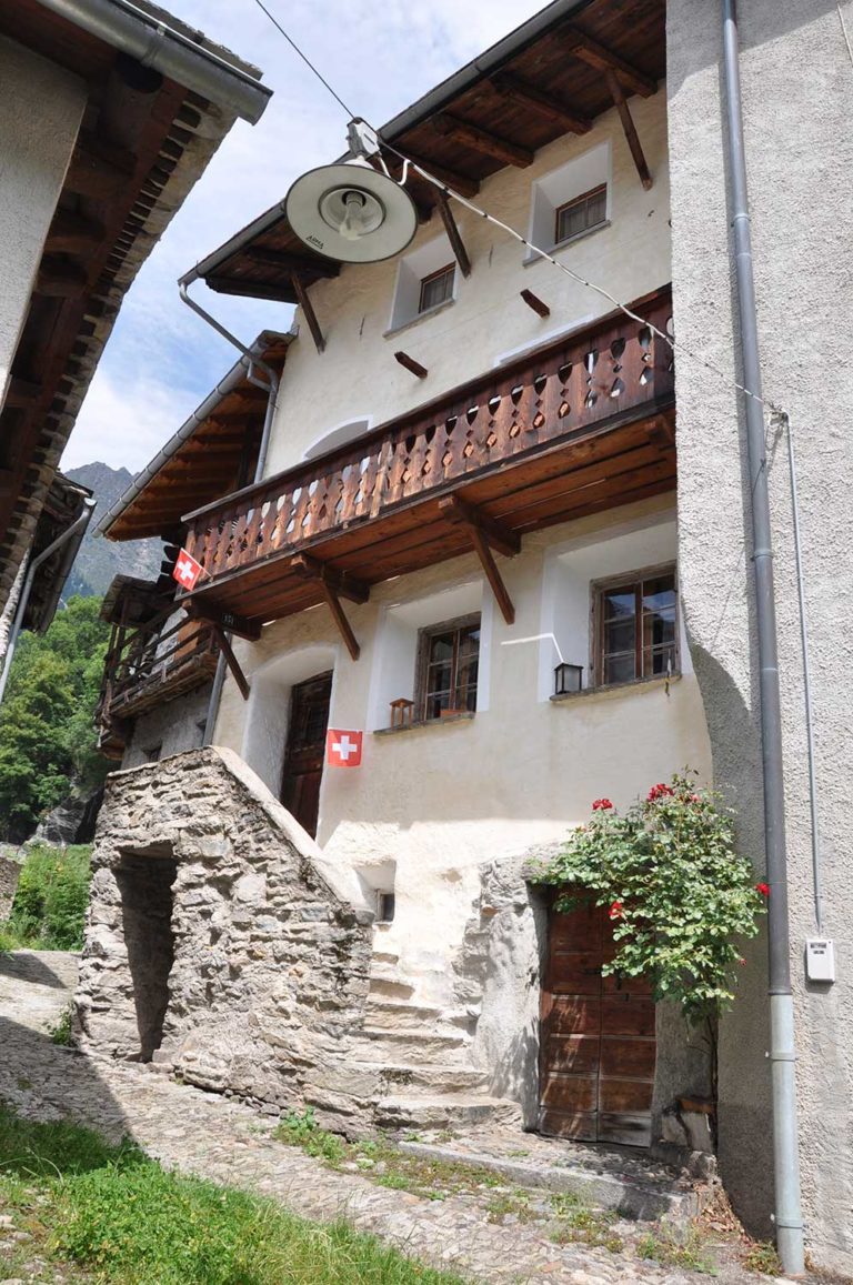 Bergell Ferienhaus CASA 151 Straßenansicht