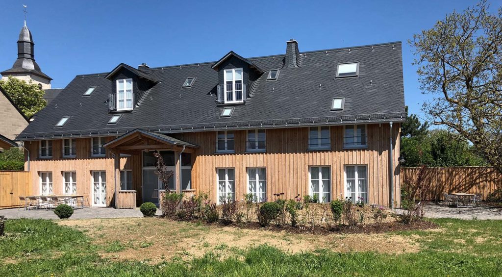 Haus Bennasch mit frisch gepflanzter Wiese